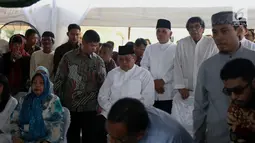 Presiden ke-6 Susilo Bambang Yudhoyono (SBY) melihat prosesi pemakaman ibundanya, Siti Habibah di Taman Pemakaman Umum (TPU)  Tanah Kusir, Jakarta, Sabtu (31/8/2019). Ibunda SBY, almarhumah Siti Habibah meninggal pada Jumat (30/8/2019) pukul 19.21 WIB. (merdeka.com/magang/Ahmad Sujana)