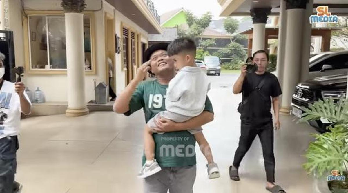 8 Potret Fasad Depan Rumah Sule: Megah, Elegan dan Penuh Karakter