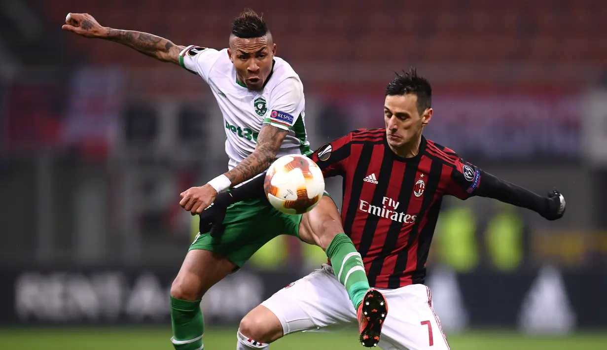 Bek Ludogorets Razgrad, Natanael Batista Pimenta dan pemain AC Milan Nikola Kalinic berebut bola pada leg kedua babak 32 besar Liga Europa, di San Siro, Milan, Kamis (22/2). Milan menang tipis 1-0 sehingga lolos ke babak 16 besar. (MARCO BERTORELLO/AFP)