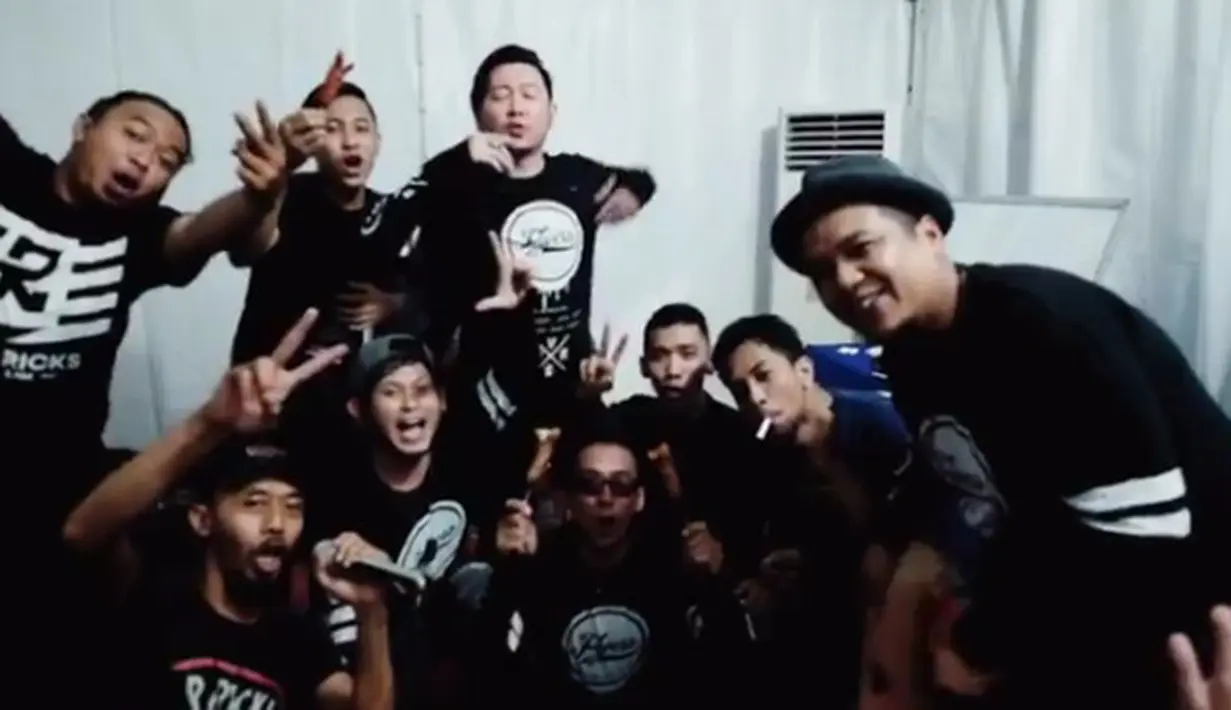 "Niat dong meski lagi tahun baruan di sini, nggak melupakan tradisi kita di Bandung. Kebiasaan di rumah dibawa ke sini, karena sedih juga nggak bawa keluarga," tutur Ricky, keyboardist Five Minutes. (Instagram/fiveminutes_official)