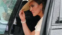 Gaya Kate Middleton Hadiri Pernikahan Kedua Cucu Ratu Elizabeth II, Dipuji Berbusana Terbaik