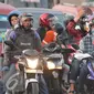 Sejumlah pemudik melewati jalur Bekasi Timur, saat arus balik H+4 lebaran, , Selasa (21/7/2015). Pemudik sepeda motor mulai memenuhi ruas jalan secara bergelombang, seiring dengan berakhirnya cuti bersama. (Liputan6.com/Herman Zakharia)