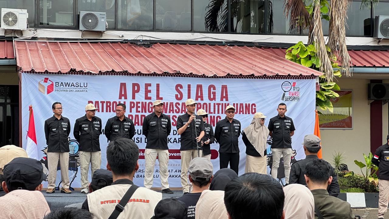 Bawaslu Jakarta menggelar apel siaga dalam rangka patroli pengawasan politik uang pada masa tenang Pilkada Jakarta 2024, Minggu (24/11/2024).