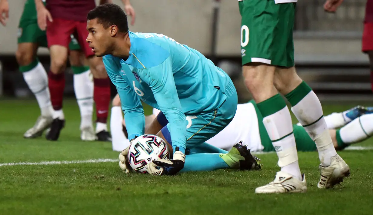 Gavin Bazunu. Kiper asal Irlandia berusia 20 tahun ini didatangkan Southampton dari tim U-23 Manchester City dengan nilai transfer 14 juta euro atau setara Rp219,7 miliar. Ia baru saja kembali dari masa peminjaman bersama Portsmouth di musim 2021/2022 dan total tampil dalam 46 laga di semua ajang dengan torehan 17 kali clean sheet dan kebobolan 53 gol. Di Southampton, ia akan menggantikan posisi Fraser Forster yang hijrah ke Tottenham Hotspur, sebagai pelapis Alex McCarthy. (AFP/Peter Kohalmi)