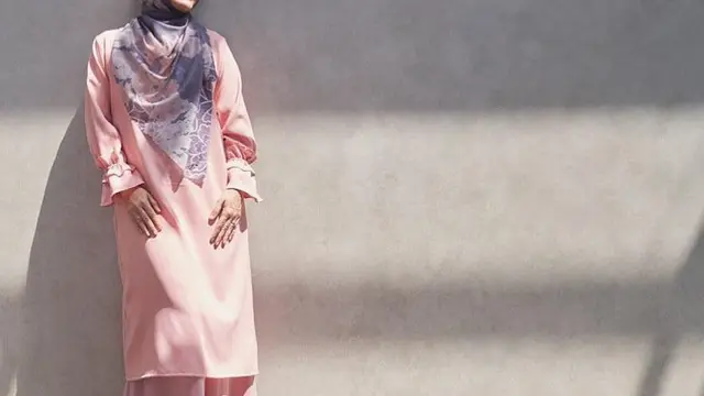 6 Gaya Hijab Dewi Sandra yang Tertutup, Jarang Unggah Foto Diri