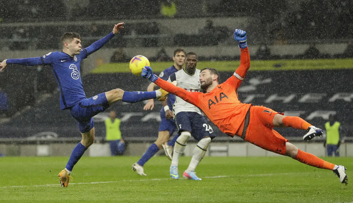 Kiper Tottenham Hotspur, Hugo Lloris (kanan) meninju bola dari ancaman gelandang Chelsea, Christian Pulisic dalam laga lanjutan Liga Inggris 2020/21 pekan ke-22 di Tottenham Hotspur Stadium, London, Kamis (4/2/2021). Tottenham Hotspur kalah 0-1 dari Chelsea. (AFP/Kirsty Wigglesworth/Pool)
