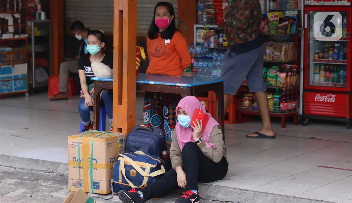 Calon pemudik menunggu pemberangkatan di Terminal Kalideres, Jakarta Barat, Kamis (30/7/2020). Libur Idul Adha dimanfaatkan banyak masyarakat untuk mudik ke kampung halaman. (Liputan6.com/Angga Yuniar)