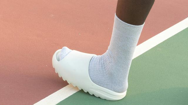 Ilustrasi sandal untuk olahraga