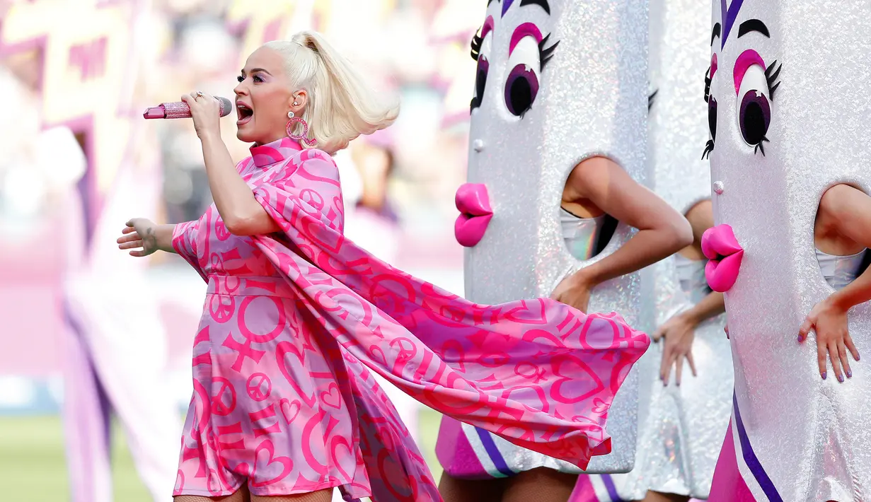 Penyanyi Katy Perry tampil sebelum dimulainya pertandingan kriket Piala Dunia T20 Perempuan ICC 2020 di Melbourne, Minggu (8/3/2020). Tunangan Orlando Bloom tersebut tampil secara langsung (live) di atas panggung untuk pertama kalinya sejak mengumumkan kehamilannya. (AP/Asanka Ratnayake)