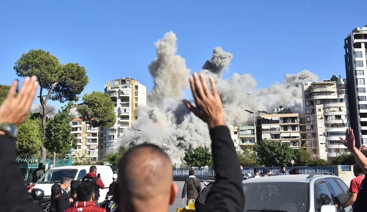 Serangan ke gedung tersebut disaksikan langsung oleh warga di sekitar lokasi. (Fadel ITANI/AFP)