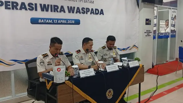 Barang Bukti sejumlah Paspor 6 WNA China Malaysia yang tertangkap dalam Operasi Wira Waspada di Batam.