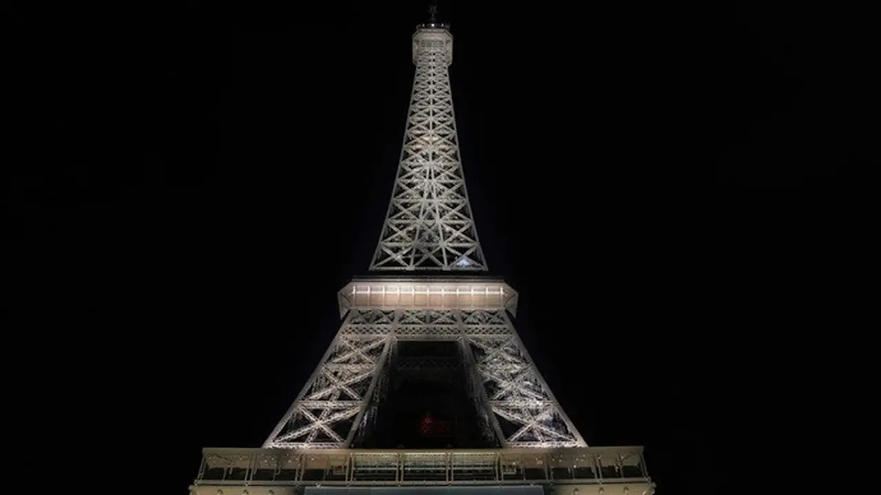 Layar besar menampilkan bendera Palestina dan Israel serta gambar burung merpati di Menara Eiffel, Minggu, (21/9/2025), saat Prancis bersiap untuk secara resmi mengakui Negara Palestina di rangkaian agenda Majelis Umum PBB.