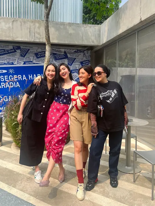 Sementara Agatha Pricilla terlihat elegan dengan gaya smart casual, memadukan kemeja pendek dan rok midi serba hitam.