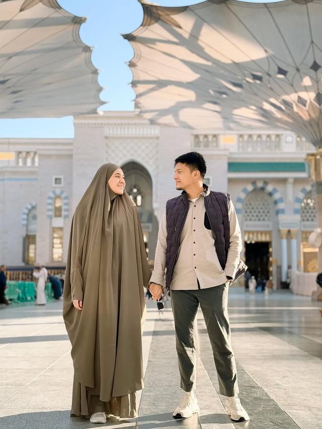 Potret Dhini Aminarti dan Dimas Seto yang Makin Romantis ( IG @dimasseto_1 @dhiniaminarti)