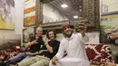Pengunjung Jerman berfoto bersama pemilik toko Saudi di Kota Tua Jeddah, Arab Saudi (8/11/2021). Awal mula sejarah keberadaan kota Jeddah ini merupakan pintu masuk ke Makkah dan Madinah. (AP Photo/Amr Nabil)