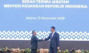 Menteri Keuangan Suahasil Nazara (kanan) bersalaman dengan pejabat sebelumnya, Purbaya Yudhi Sadewa, saat serah terima jabatan di Kementerian Keuangan, Jakarta, Selasa (15/9/2026). (KLY/Budy Santoso)