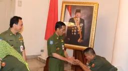Jokowi dan Ahok tampak mengenakan seragam linmas berwarna hijau tua dan berdiri menyalami satu per satu pegawai sambil tersenyum, Jakarta, Senin (4/8/14). (Liputan6.com/Herman Zakharia)