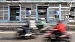Kendaraan melintas di dekat halte bus Transjakarta Pasar Rumput yang tidak terawat, Jakarta, Kamis (6/9). Kondisi bangunan halte bus Transjakarta di Pasar Rumput saat ini sangat memprihatinkan. (Merdeka.com/Iqbal S. Nugroho)