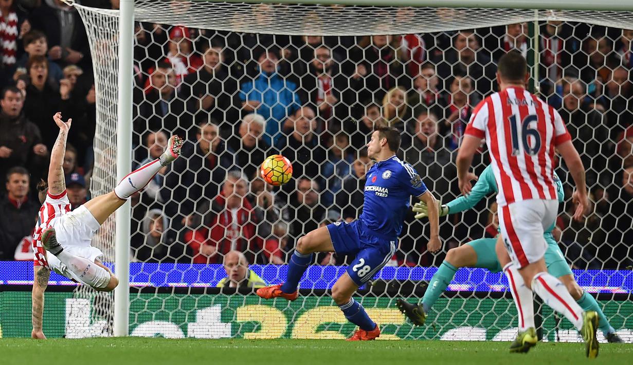 Pemain Stoke, City Marko Arnautovic (kiri), mencetak gol ke gawang Chlesea pada lanjutan Liga Premier Inggris di Stadion Britannia, Stoke, Minggu (8/11/2015) dini hari WIB. (AFP Photo/Paul Ellis)