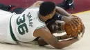 Pemain Cleveland Cavaliers, LeBron James dan pemain Boston Celtics, Marcus Smart berebut bola pada gim keenam final wilayah timur NBA basketball di Quicken Loans Arena, (25/5/2018). Cavaliers menang 109-99. (AP/Ron Schwane)