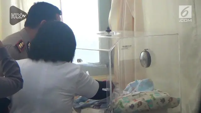 Seorang bayi malang tega dilempar oleh ibunya sendiri. Kini kondisi sang bayi terus membaik dan bisa menangis.