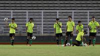 Pemain Timnas Indonesia U-19 melakukan latihan jelang Piala AFF U-19 2022 di Stadion Madya, Jakarta, Selasa (21/6/2022). (Bola.com/M Iqbal Ichsan)