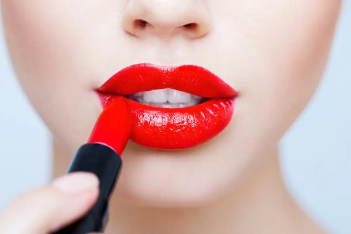 Trik Jitu agar Warna Lipstik Awet Seharian ala Qiqi Franky