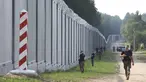 Penjaga perbatasan Polandia berpatroli di area tembok baja yang baru dibangun di perbatasan antara Polandia dan Belarusia, dekat Kuznice, Kamis (30/6/2022). Perdana Menteri Polandia Mateusz Morawiecki mengunjungi daerah perbatasan untuk menandai selesainya pembangunan tembok baja baru. (AP Photo/Michal Dyjuk)