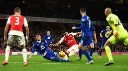 Striker Arsenal, Olivier Giroud, berusaha menembak bola ke gawang Everton dalam lanjutan Liga Premier Inggris di Stadion Emirates, London, Inggris. Sabtu (24/10/2015) malam WIB. (Reuters/ Dylan Martinez)