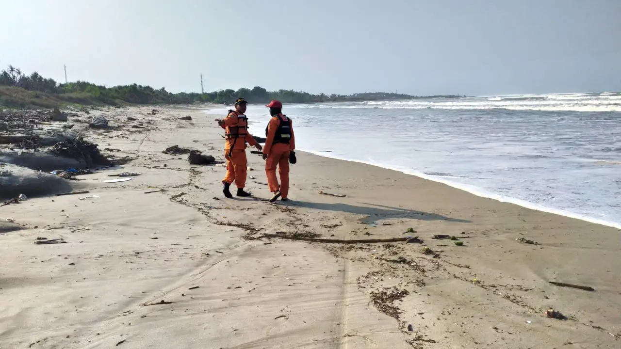 Mogok di Tengah Lautan, Kapal Nelayan Digulung Ombak Setinggi 6 Meter