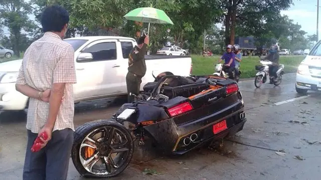Ngebut Saat Hujan, Lamborghini Gallardo Ini Terbelah Dua