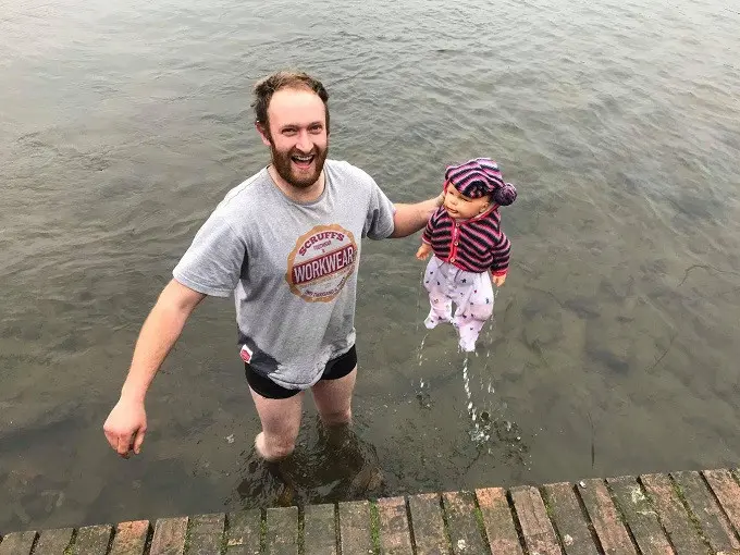 James Dowly (28) nekat terjun ke danau The Mere, Ellesmere, Shropshire, Inggris, karena melihat sesosok benda mengambnag. Ia mengira benda itu adalah bayi dan mencoba menyelamatkannya, namun nahas, ternyata itu hanyalah boneka bayi. (Dok. James Dowley)