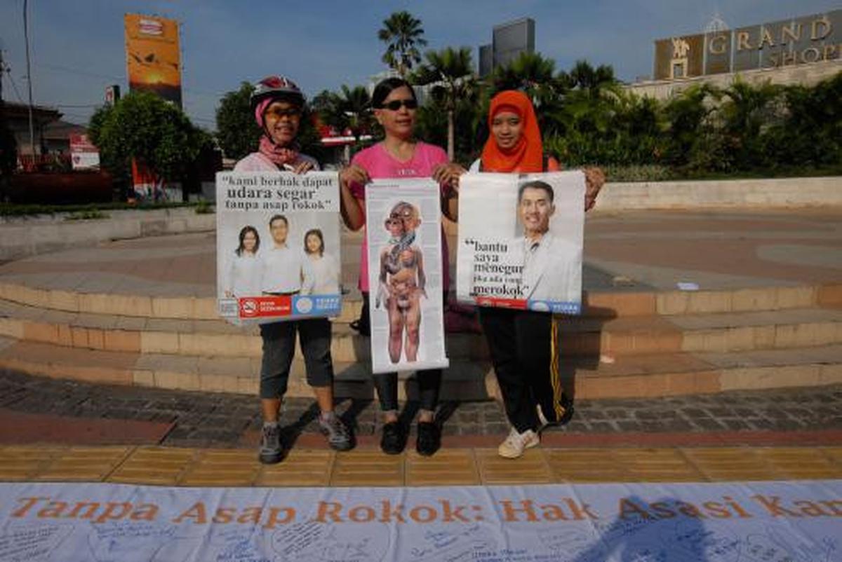 Aksi kampanye anti asap rokok di HI