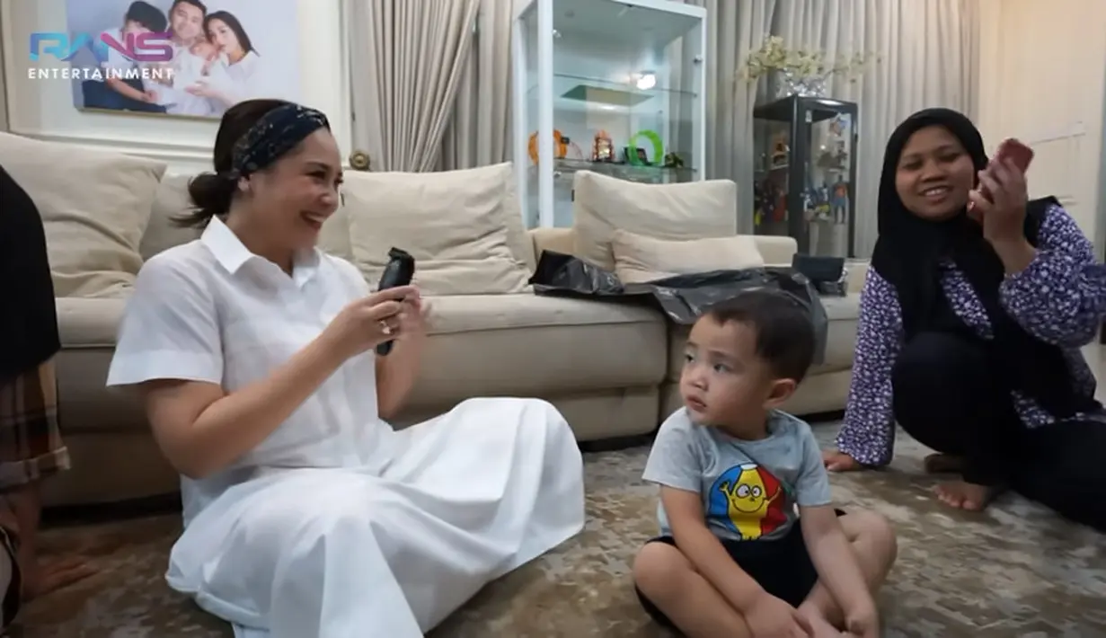 Tawa perempuan biasa disapa Gigi itu tampak lepas saat memotong rambut Cipung dengan alat cukur nirkabel. [Youtube/Rans Entertainment]