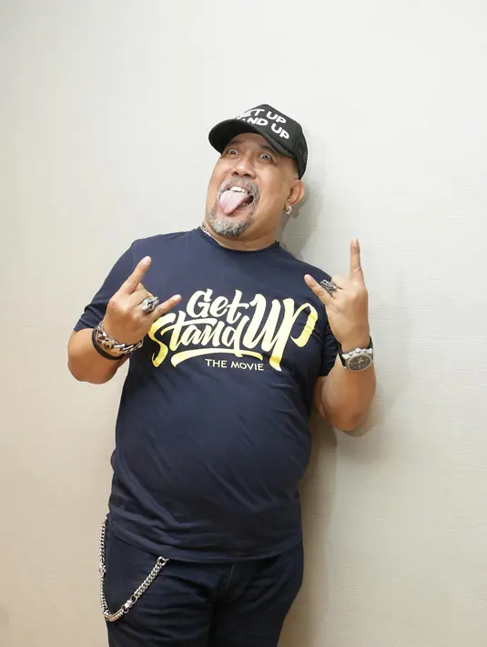 "Seperti Babe, dia ada main film lain juga, filmnya Garin, aktingnya pun dilirik. mereka jadi orang-orang yang siap untuk berenang di lautan sana. Saya bangga, seperti yang selalu saya bilang kita selalu belajar," sambungnya. (Andy Masela/Bintang.com)