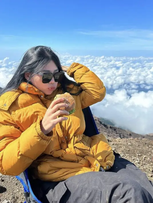 Ia juga kerap bergonta-ganti jaket. Puffy jaket bernuansa kuning membuat tampilannya terlihat standout.  [Foto: Instagram/ Wendy Walters]