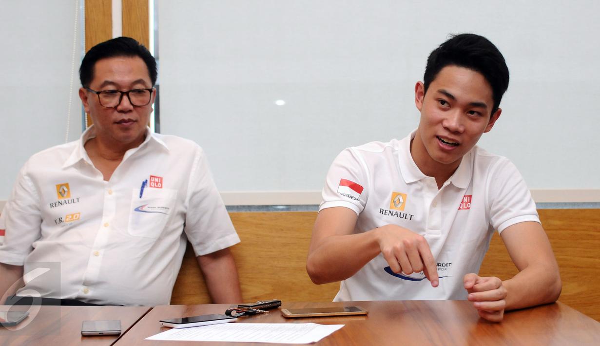 Presley Martono (kanan) memberi keterangan terkait persiapan berlaga di ajang Eurocup Formula Renault 2.0 2017, Jakarta, Kamis (9/3). Formula Renault 2.0 2017 terdiri dari 10 seri dengan total 23 balapan. (Liputan6.com/Helmi Fithriansyah)