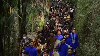 Puluhan peserta Ruwat Nusantara dari berbagai daerah di Indonesia mengikuti ritual di Dusun Gleyoran Desa Sambeng Borobudur Magelang, Senin (12/9/2022)