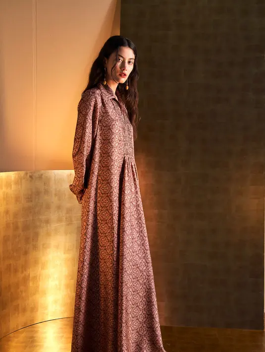 Motif paiasley hingga bordir bunga hadir mempercantik detail setiap siluet yang dihadirkan.  (Foto:MaxMara)