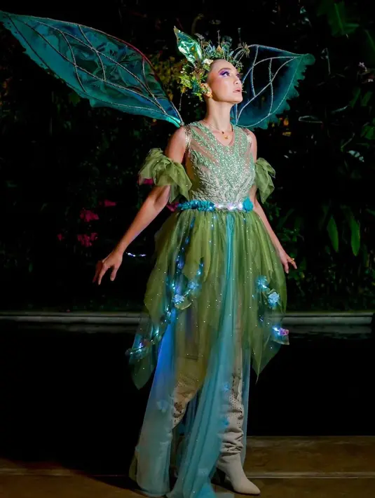 Belum lagi penampilannya ini disempurnakan dengan makeup super flawless bernuansa keunguan. Mana penampilan Tinkerbell yang jadi favoritmu, Sahabat FIMELA? [Foto: Instagram/adit_adcee]