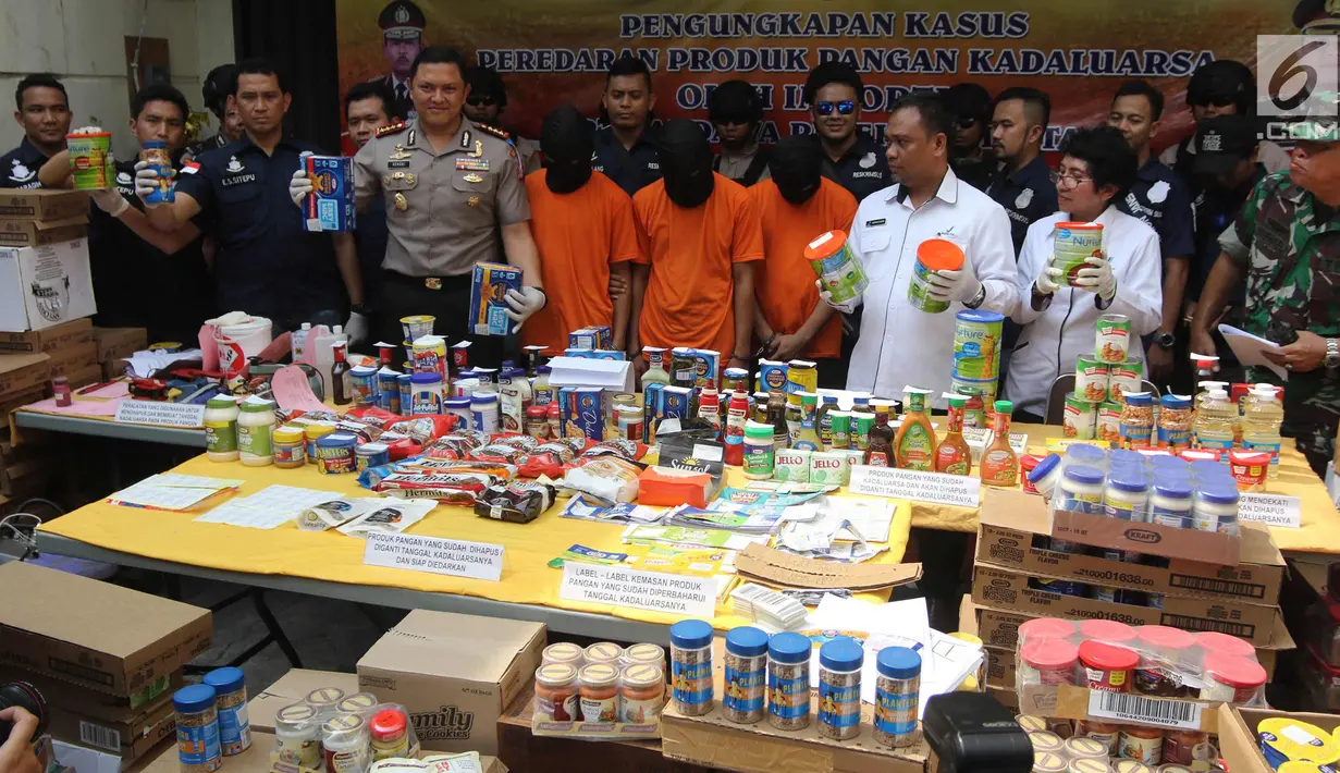 Kapolres Jakarta Barat Kombes Pol Hengki Haryadi menunjukkan tersangka dan barang bukti makanan kedaluwarsa di sebuah gudang di Jalan Kalianyar I, Jembatan Besi, Tambora, Jakarta Barat, Selasa (20/3). (Liputan6.com/Arya Manggala)