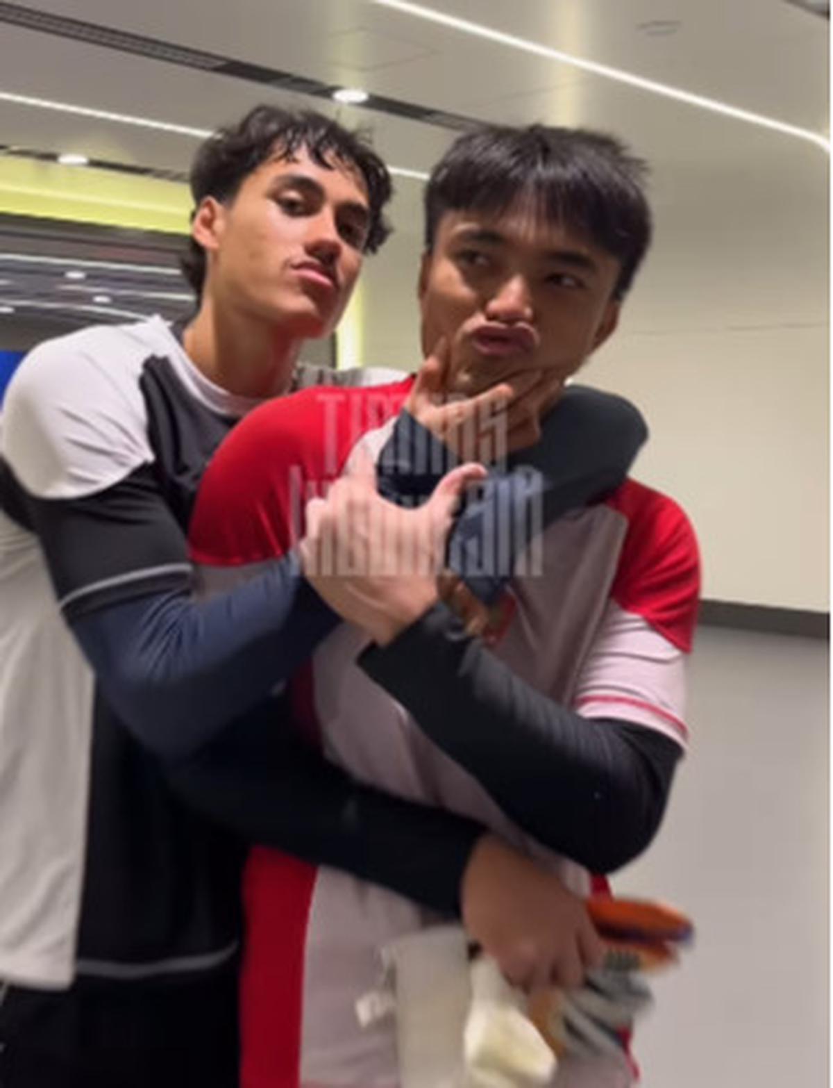 Momen Akrab Rafael Struick Bersama Personel Timnas