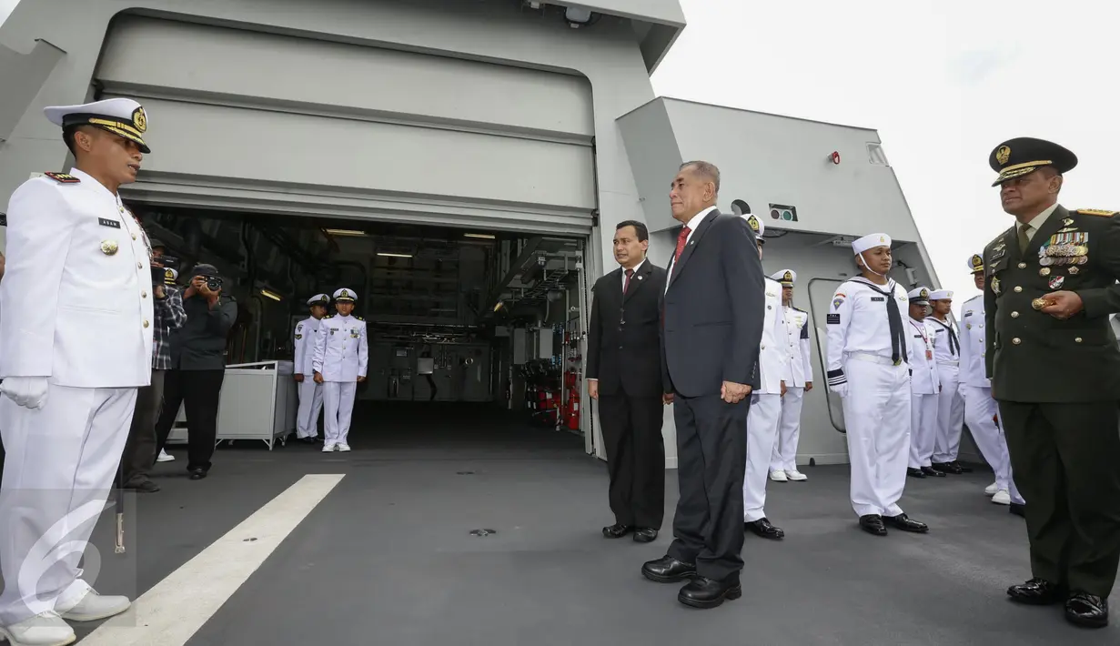 Menteri Pertahanan Ryamizard Ryacudu saat tiba di KRI Raden Eddy Martadinata 331 di Kompleks Satuan I Koarmabar Pondok Dayung, Tanjung Priok, Jakarta, Jumat (7/4). (Liputan6.com)