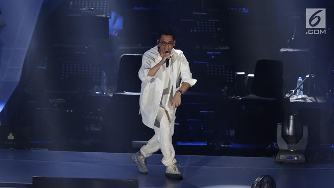 Penyanyi Afgansyah Reza atau Afgan menghibur penggemarnya saat menggelar konser bertajuk Dekade di Istora Senayan, Jakarta, Jumat (8/8/2019). Konser ini merupakan penanda 10 tahun penyanyi Afgansyah Reza di industri musik Indonesia. (Liputan6.com/Angga Yuniar)