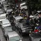 Kendaraan terjebak kemacetan di Jalan Warung Buncit, Pejaten, Jakarta, Selasa (21/2). Kemacetan tersebut disebabkan banjir dan genangan air yang merendam sejumlah ruas jalan di Ibu Kota. (Liputan6.com/Immanuel Antonius)