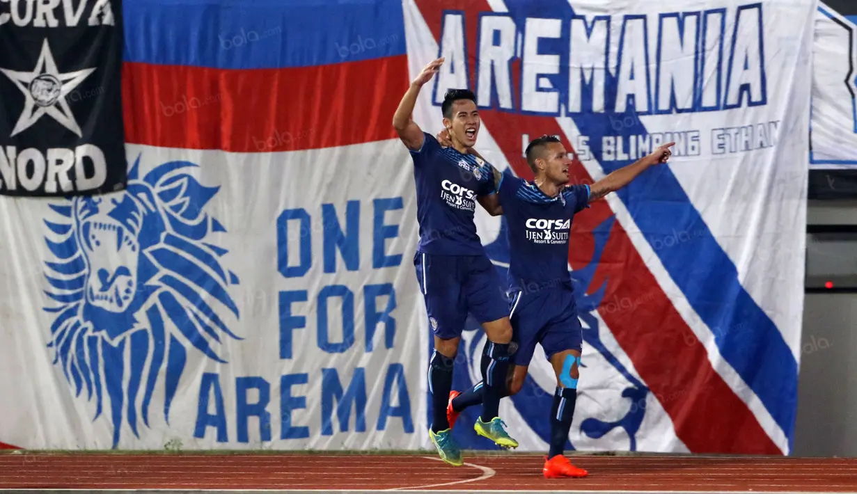 Ryuji Utomo dan Raphael Maitimo merayakan gol saat melawan PS TNI pada laga Torabika SC 2016 di Stadion Pakansari, Bogor, Minggu (31/7/2016). (Bola.com/Nicklas Hanoatubun)
