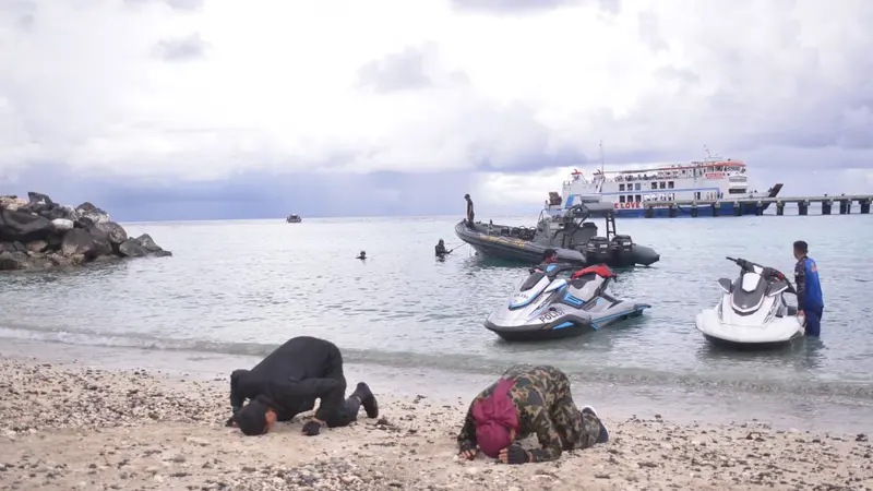 Rompas dan Lumowa sujud syukur begitu tiba di pulau terdepan Indonesia.