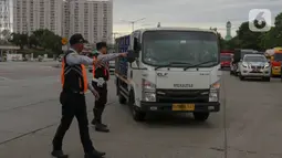 Dinas Lingkungan Hidup (DLH) DKI Jakarta melakukan kegiatan uji emisi kendaraan bermotor di Jakarta. (Liputan6.com/Herman Zakharia)