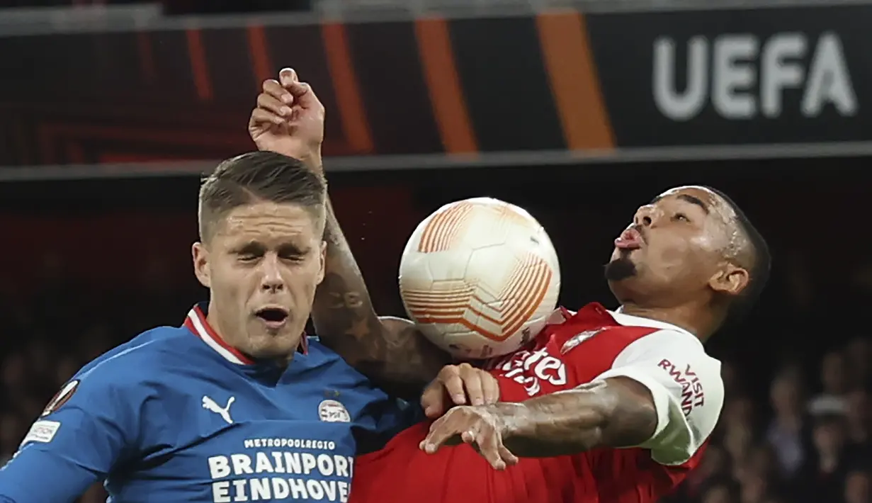 Penyerang Arsenal, Gabriel Jesus (kanan) mengontrol bola dari kawalan pemain PSV Eindhoven, Joey Veerman selama pertandingan lanjutan Liga Europa di stadion Emirates di London, Kamis, 20 Oktober 2022. Dengan kemenangan malam ini, Arsenal lolos fase grup A yang memimpin klasemen Grup A dengan 12 poin, unggul lima poin dari PSV di posisi kedua grup A. (AP Photo/Ian Walton)