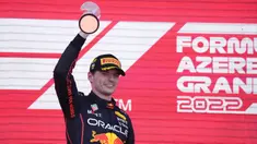 Pembalap Red Bull Max Verstappen melakukan selebrasi usai menjuarai F1 GP Azerbaijan 2022 di Sirkuit Baku, Baku, Azerbaijan, 12 Juni 2022. Max Verstappen juara pertama diikuti Sergio Perez dan George Russell. (AP Photo/Sergei Grits)